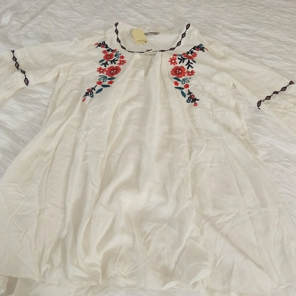 Gorgeous white dress with floral embroidery detail - Picture 6 of 8